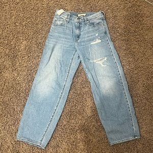 baggy dad levi’s jeans with minimal rips